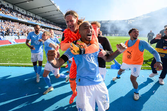 Malmö FFs målvakt Johan Dahlin och Derek Cornelius jublar