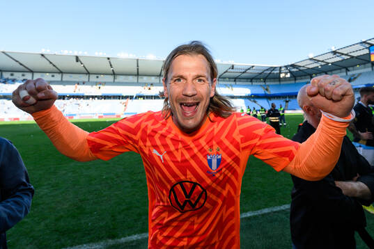 Malmö FFs målvakt Johan Dahlin jublar