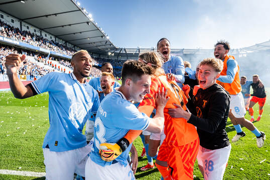 Malmö FFs Derek Cornelius, Anders Christiansen, Lasse Berg Johnsen, målvakt Johan Dahlin, Martin Olsson, Hugo Bolin och Sergio Pena Flores jublar efter straffläggningen