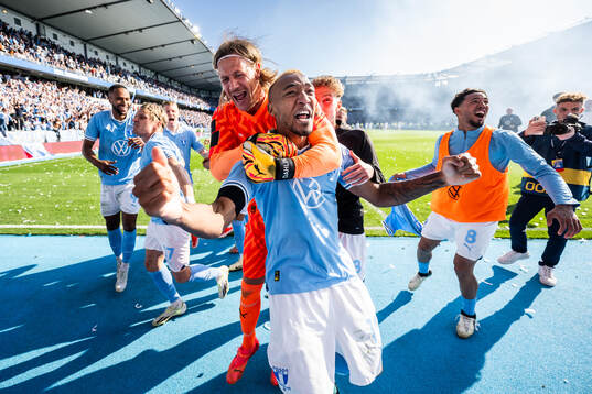 Malmö FFs målvakt Johan Dahlin och Derek Cornelius jublar