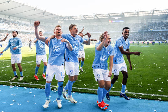 Malmö FFs Anders Christiansen, Jens Stryger Larsen, Sebastian Nanasi och Taha Abdi Ali jublar efter straffläggningen