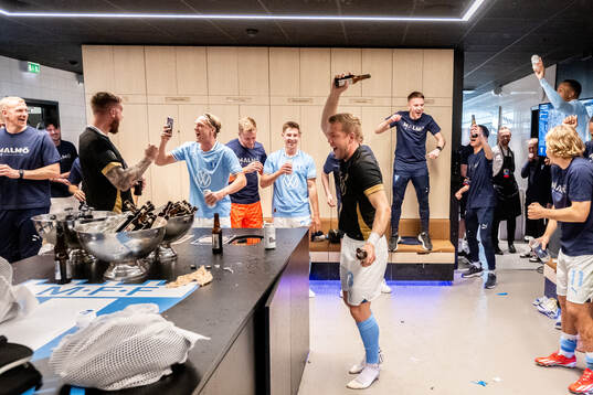 Malmö FFs Anton Tinnerholm jublar i omklädningsrummet