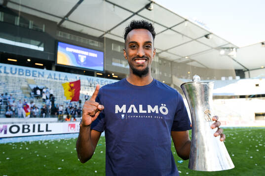 Malmö FFs Taha Abdi Ali poserar med pokalen