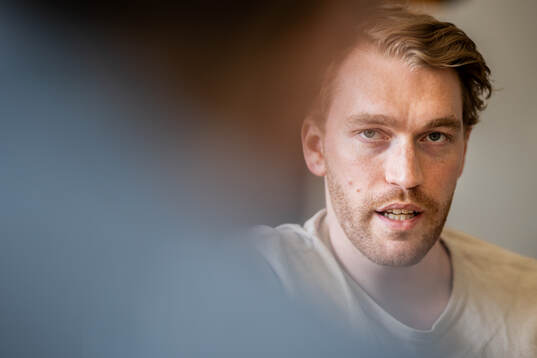 Oscar Eklind som skrivit på för NHL-laget