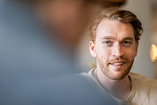 Oscar Eklind som skrivit på för NHL-laget