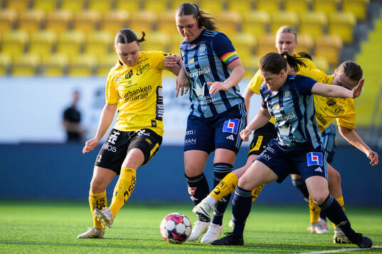 Elfsborgs Hedvig Petersson och Husqvarnas Isa Jansson och Moa Axelsson