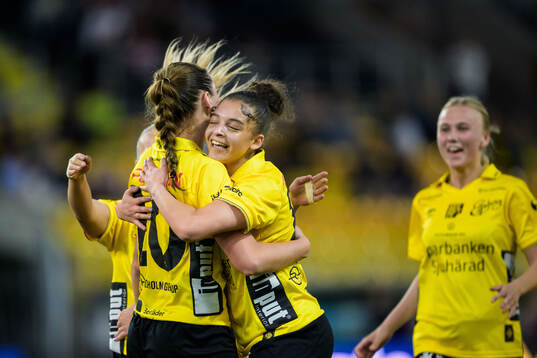 Elfsborgs Jennifer Brinck och Stina Jensen jublar efter 3-1