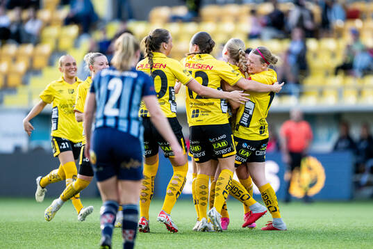 Elfsborgs spelare jublar efter 1-1 av Izabella Bergström (skymd)