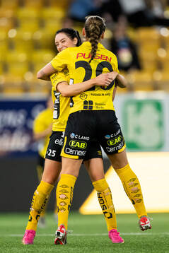 Elfsborgs Izabella Bergström jublar efter 2-1 med Stina Jensen (rygg mot kameran)