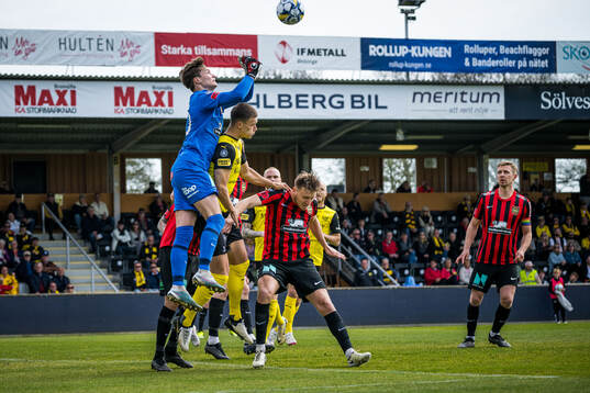 Brommapojkarnas målvakt Filip Sidklev och Mjällbys Arvid