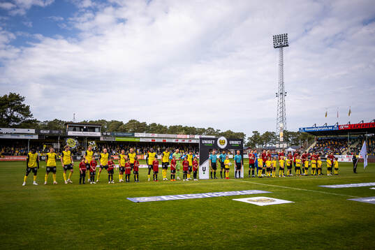 Mjällbys och Brommapojkarnas spelare vid lineup