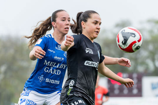 Trelleborgs Athinna Persson Lundgren och Växjö DFFs Heidi Elisabeth Ellingsen