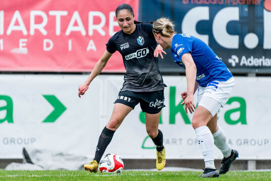 Växjö DFFs Nesrin Akgun och Trelleborgs Viktoria Persson