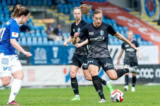 Växjö DFFs Jenny-Julia Danielsson och Trelleborgs Edina Filekovic