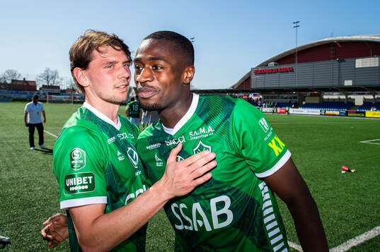 Brages Pontus Jonsson och Adil Titi jublar
