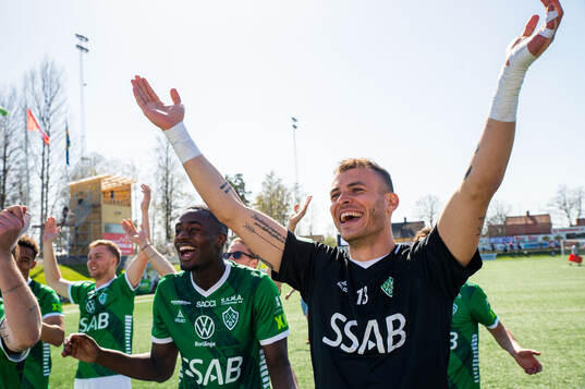 Brages målvakt Andre Bernardini jublar