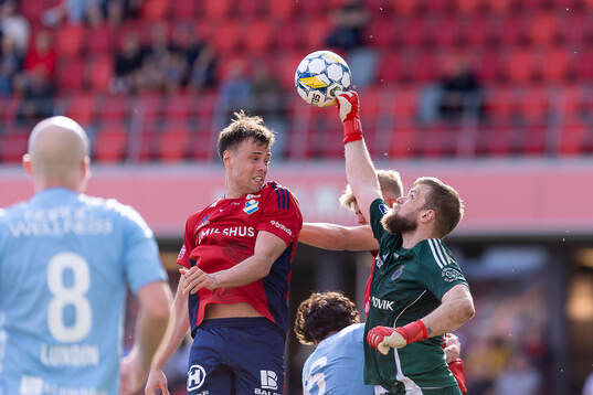 Östers Thorri Mar Thorisson och Gefles målvakt Tobias Johansson