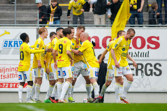 Falkenbergs spelare jublar efter 3-0 av Tim Stålheden