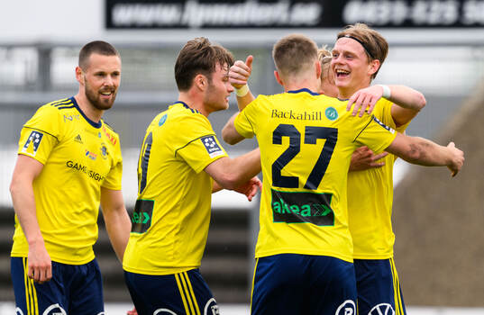 Bla gjennom flere bilder av Fotboll, Divison 1 Södra, Ängelholm - Ljungskile