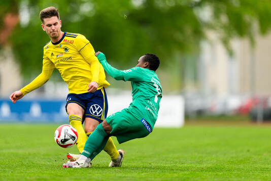 Ängelholms Niklas Svensson och Ljungskiles John Thomas Kamara
