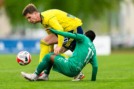 Ängelholms Niklas Svensson och Ljungskiles John Thomas Kamara