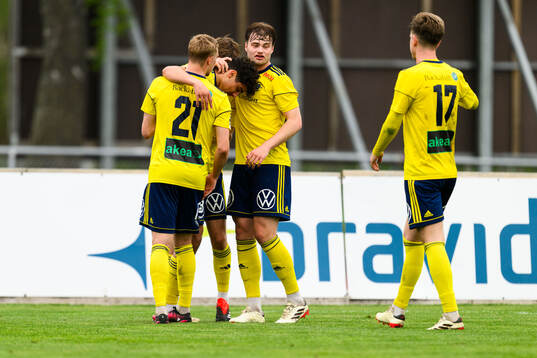 Ängelholms Ännäss Al Hamlawi och Johan Gudmundsson jublar efter 2-0