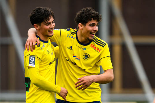 Ängelholms Adrian Colak och Ännäss Al Hamlawi jublar efter 2-0