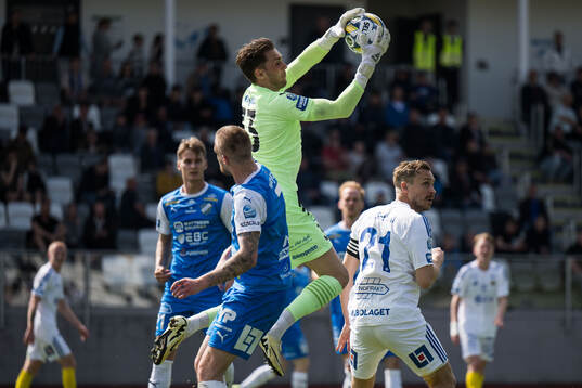 IK Oddevolds målvakt Oscar Ekman och GIF Sundsvalls Pontus