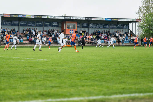 s läktare under fotbollsmatchen i Division 3 Sydvästra Götaland mellan Vejby och Åstorp den 4 maj 2024 i Vejby. 