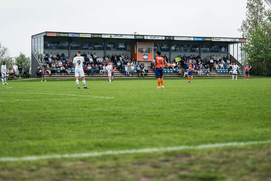 s läktare under fotbollsmatchen i Division 3 Sydvästra Götaland mellan Vejby och Åstorp den 4 maj 2024 i Vejby. 