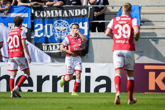 Kalmars Simon Skrabb jublar efter 1-0