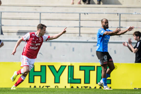 Kalmars Simon Skrabb jublar efter 1-0