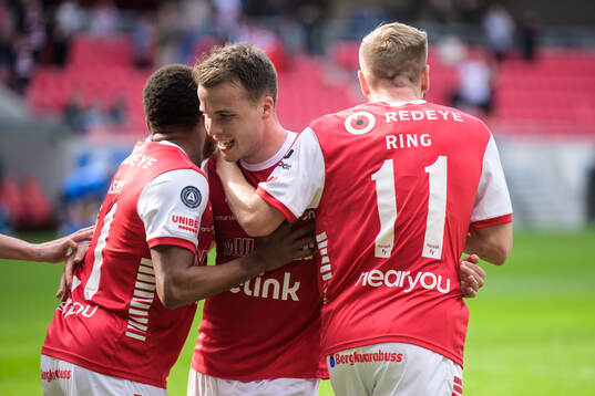 Kalmars Jonathan Ring jublar
