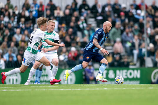 Djurgårdens Magnus Eriksson mot Västerås Marcus Linday