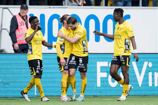 Elfsborgs Arber Zeneli, Michael Baidoo, Niklas Hult och Ibrahim Buhari jublar efter 1-0