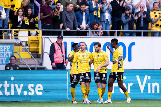 Elfsborgs Arber Zeneli jublar med Michael Baidoo, Niklas