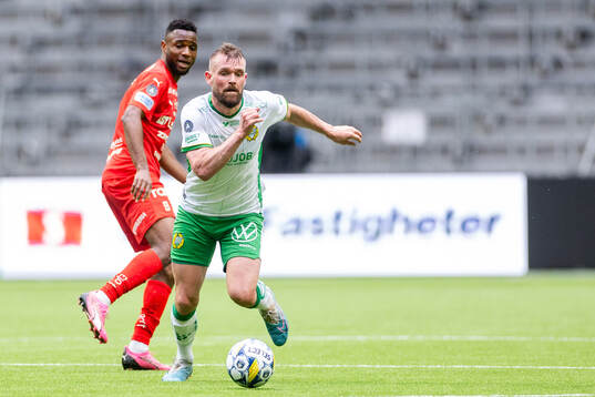 Hammarbys Mads Fenger Nielsen och Värnamos Johnbosco