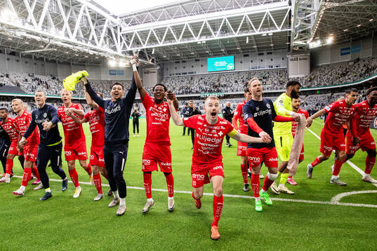 Värnamos spelare jublar efter