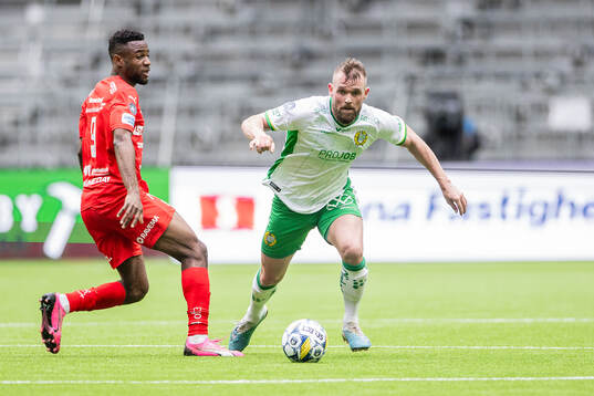 Värnamos Johnbosco Samuel Kalu och Hammarbys Mads Fenger Nielsen
