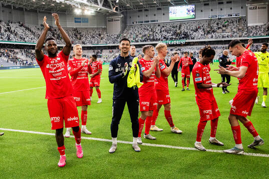 Värnamos Johnbosco Samuel Kalu (v) jublar efter