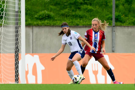 Vera Jones of England and Mia Johannessen Bakke of Norway