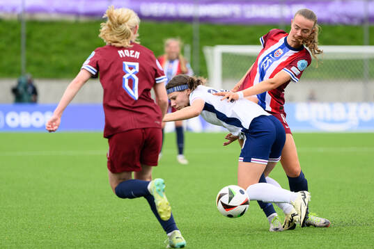 Vera Jones of England and Elle Ulstein of Norway