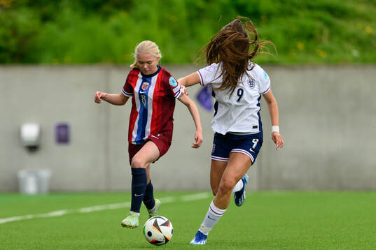 Linnea Holmesveen Moen of Norway and Isabella Fisher of England