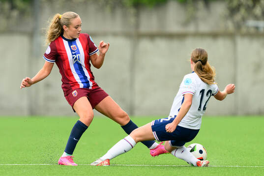 Mia Johannessen Bakke of Norway and Sophie Harrison of England