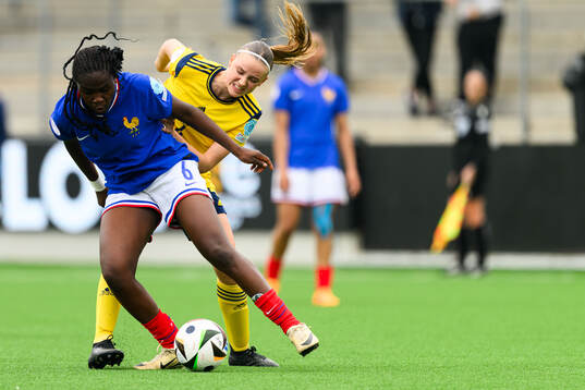 Anais Ebayilin of France and Fabienne Bartholdson of Sweden