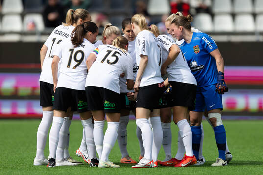 Brommapojkarnas spelare samlade innan fotbollsmatchen i Damallsvenskan mellan Häcken och Brommapojkarna den 5 maj 2024 i Göteborg. 