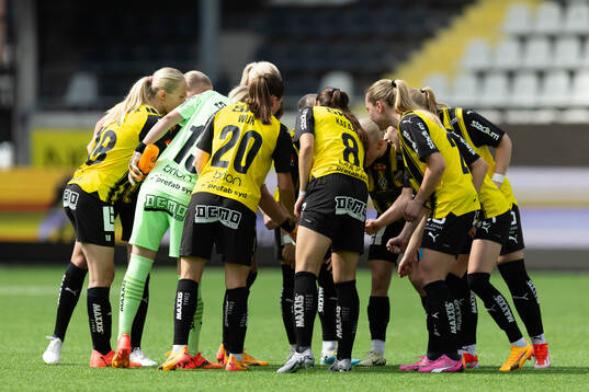 Häckens spelare samlade innan fotbollsmatchen i Damallsvenskan mellan Häcken och Brommapojkarna den 5 maj 2024 i Göteborg. 