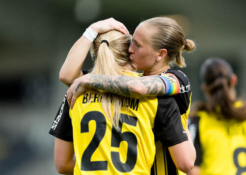 Häckens Alice Bergström och Filippa Curmark jublar efter 1-0