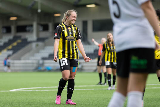 Häckens Alice Bergström jublar efter 1-0