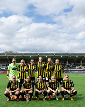 Häckens startelva uppe fr.v. målvakt Jennifer Falk, Johanna Fossdalsá Sørensen, Hanna Wijk, Elma Junttila Nelhage, Lisa Löwing och Filippa Curmark. Nedre raden fr.v. Alice Bergström, Rusul Rosa Kafaji, Clarissa Larisey, Anna Sandberg och Josefine Rybrink innan fotbollsmatchen i Damallsvenskan mellan Häcken och Brommapojkarna den 5 maj 2024 i Göteborg. 